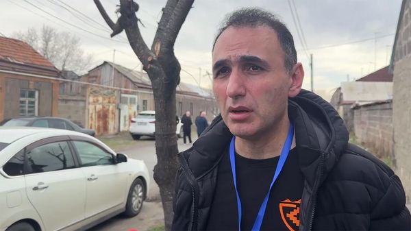 Аветик Чалабян отвечает на вопросы журналистов в день выборов в Совет старейшин (30 марта 2025). Гюмри - Sputnik Армения