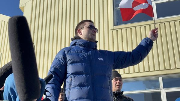 Йенс Фредерик Нильсен обращается к гренландцам, которые маршируют к зданию консульства США (15 марта 2025). Нууке, Гренландия - Sputnik Армения