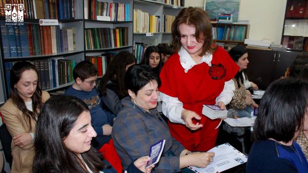 Торжественная церемония вручения сертификатов выпускникам Школы гидов (31 марта 2025 ). Гюмри - Sputnik Армения