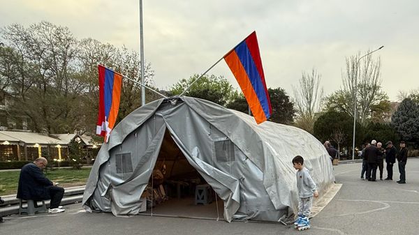 Флаги Армении и Арцаха на площади Свободы во время акции Народ Арцаха имеет право на возвращение (1 апреля 2025). Еревaн - Sputnik Армения