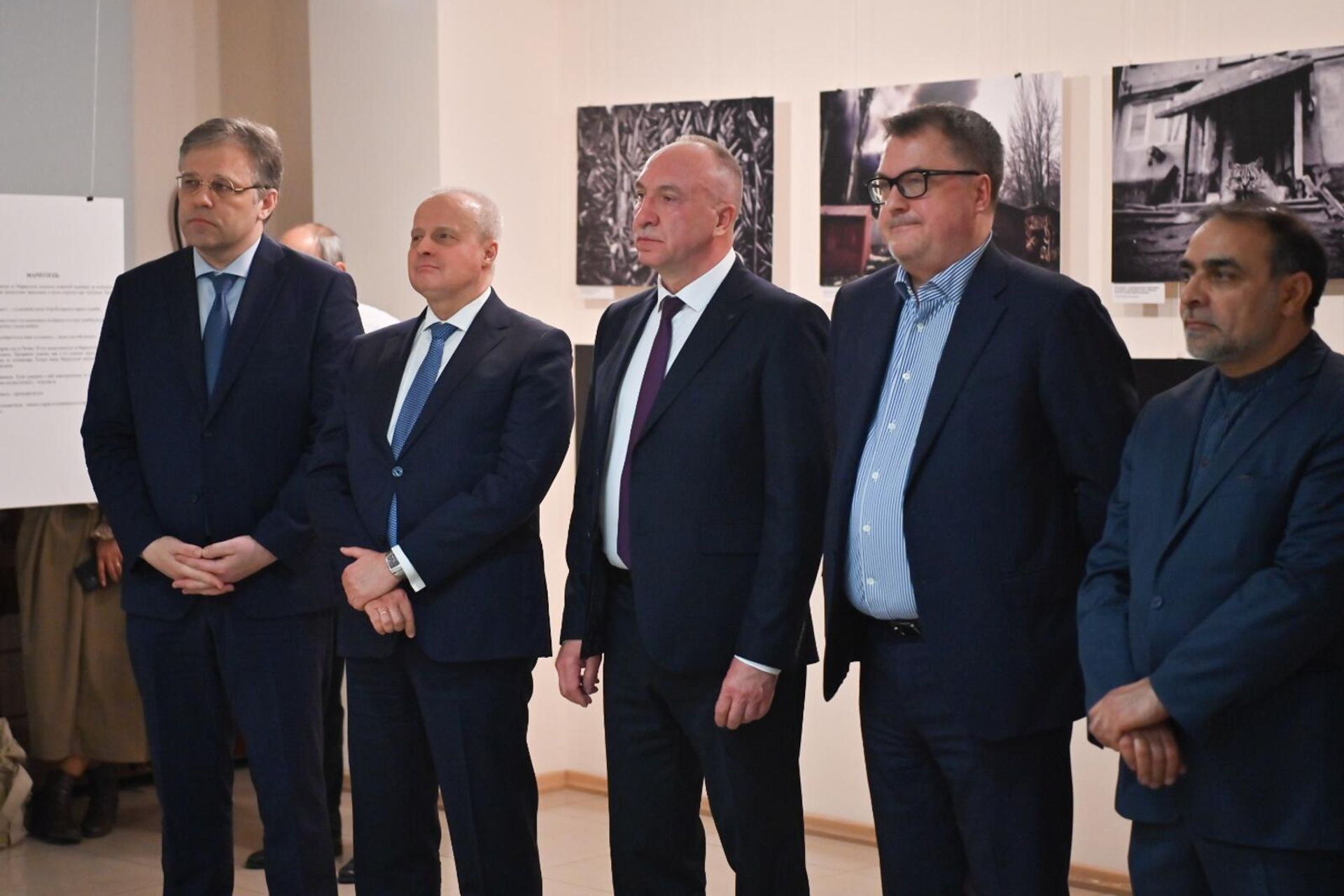 Посол РФ Сергей Копыркин, посол Беларуси Александр Конюк, руководитель Россотрудничества Вадим Фефилов и посол Ирана Мехди Собхани на выставке Донбасс через объектив очевидца (1 апреля 2025). Еревaн - Sputnik Արմենիա, 1920, 01.04.2025