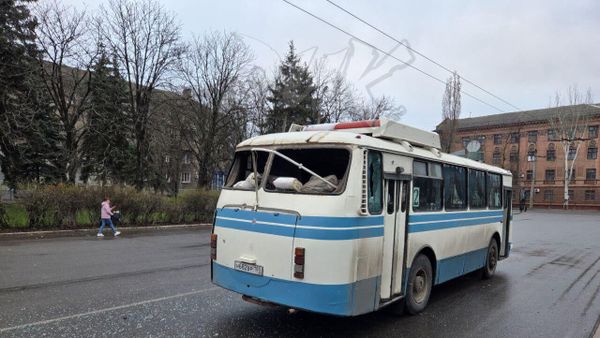 Поврежденный авиаударом автобус в Горловке - Sputnik Армения