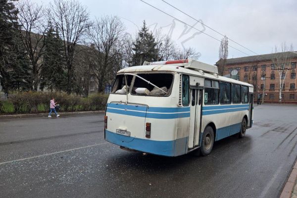 Поврежденный авиаударом автобус в Горловке - Sputnik Армения