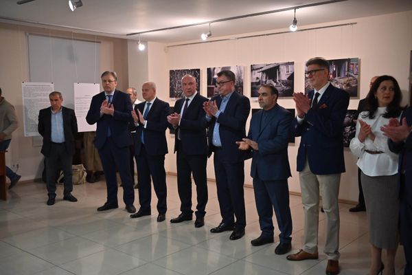 Посол РФ Сергей Копыркин, посол Беларуси Александр Конюк, руководитель Россотрудничества Вадим Фефилов и посол Ирана Мехди Собхани на выставке Донбасс через объектив очевидца (1 апреля 2025). Еревaн - Sputnik Армения