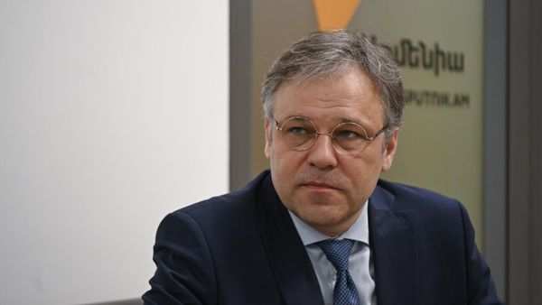Посол по особым поручениям МИД РФ Родион Мирошник в гостях радио Sputnik - Sputnik Армения