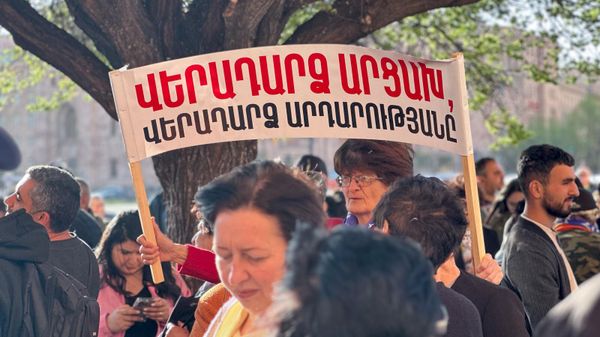 Акция протеста вынужденных переселенцев из Арцаха на площади Республики (3 апреля 2025). Ереван - Sputnik Армения