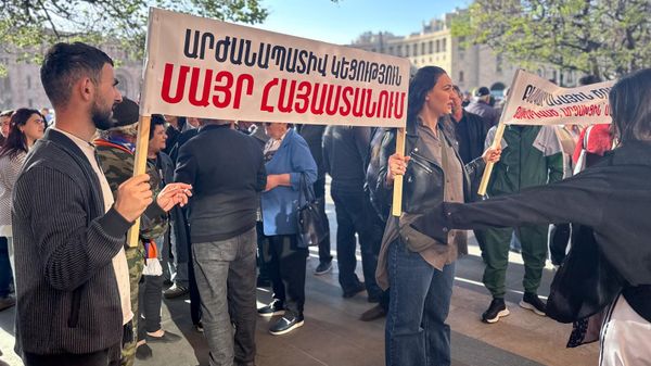 Акция протеста вынужденных переселенцев из Арцаха на площади Республики (3 апреля 2025). Ереван - Sputnik Армения
