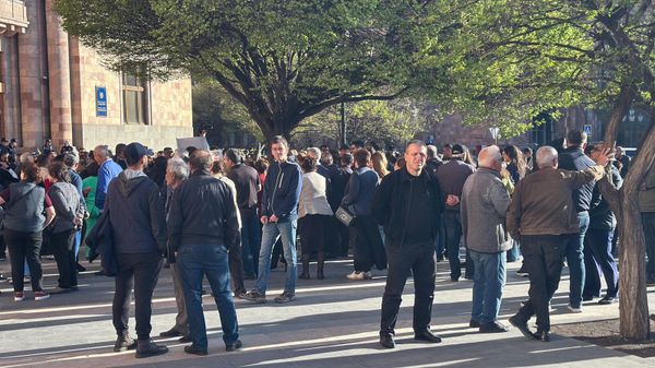 Акция протеста вынужденных переселенцев из Арцаха на площади Республики (3 апреля 2025). Ереван - Sputnik Армения