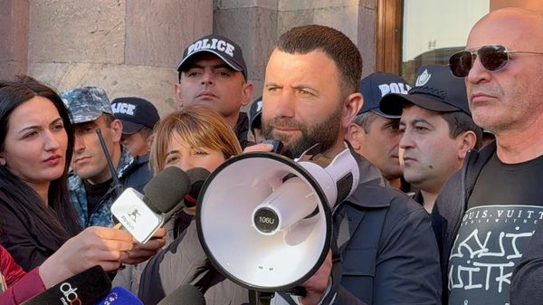 Акция протеста вынужденных переселенцев из Арцаха на площади Республики (3 апреля 2025). Ереван - Sputnik Армения