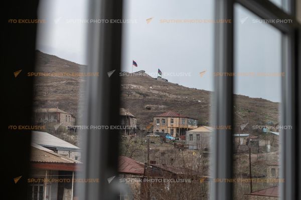 Խնածախի դպրոցի պատուհաններից երևացող դիրքերը - Sputnik Արմենիա