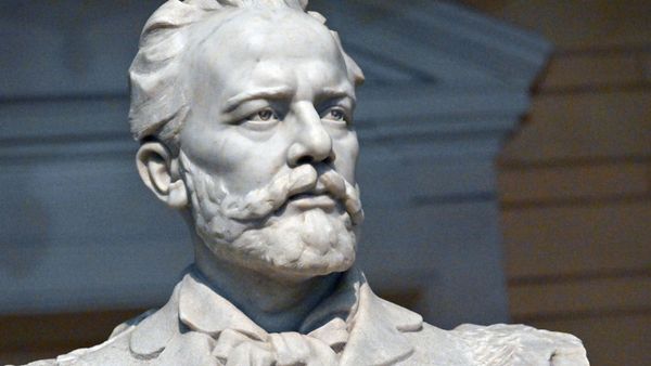 Памятник-бюст русскому композитору Петру Чайковскому в Московской консерватории. - Sputnik Армения