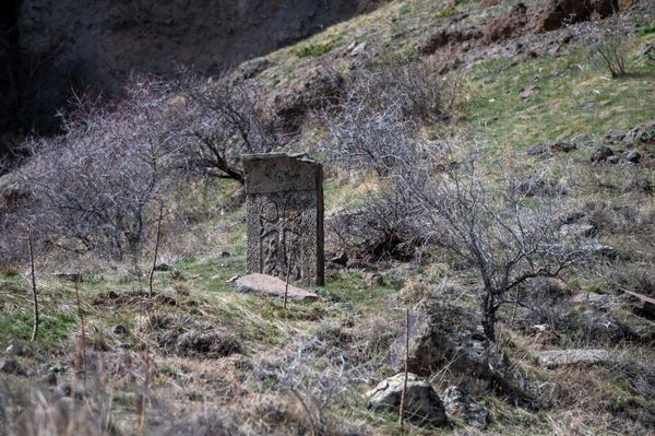 В горах села Ринд Вайоцдзорской области найдена высеченная в скале церковь В горах села Ринд Вайоцдзорской области найдена высеченная в скале церковь - Sputnik Армения