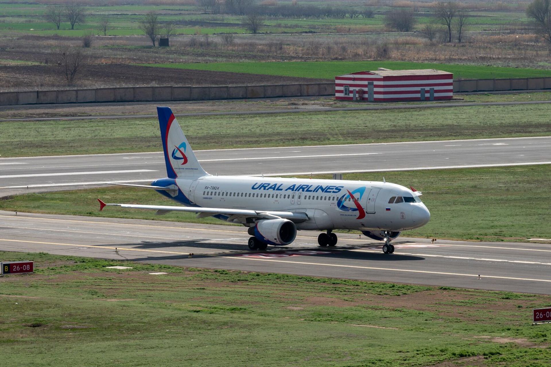 Самолет авиакомпании Ural Airlines на взлетно-посадочной полосе аэропорта Звартноц - Sputnik Армения, 1920, 04.04.2025