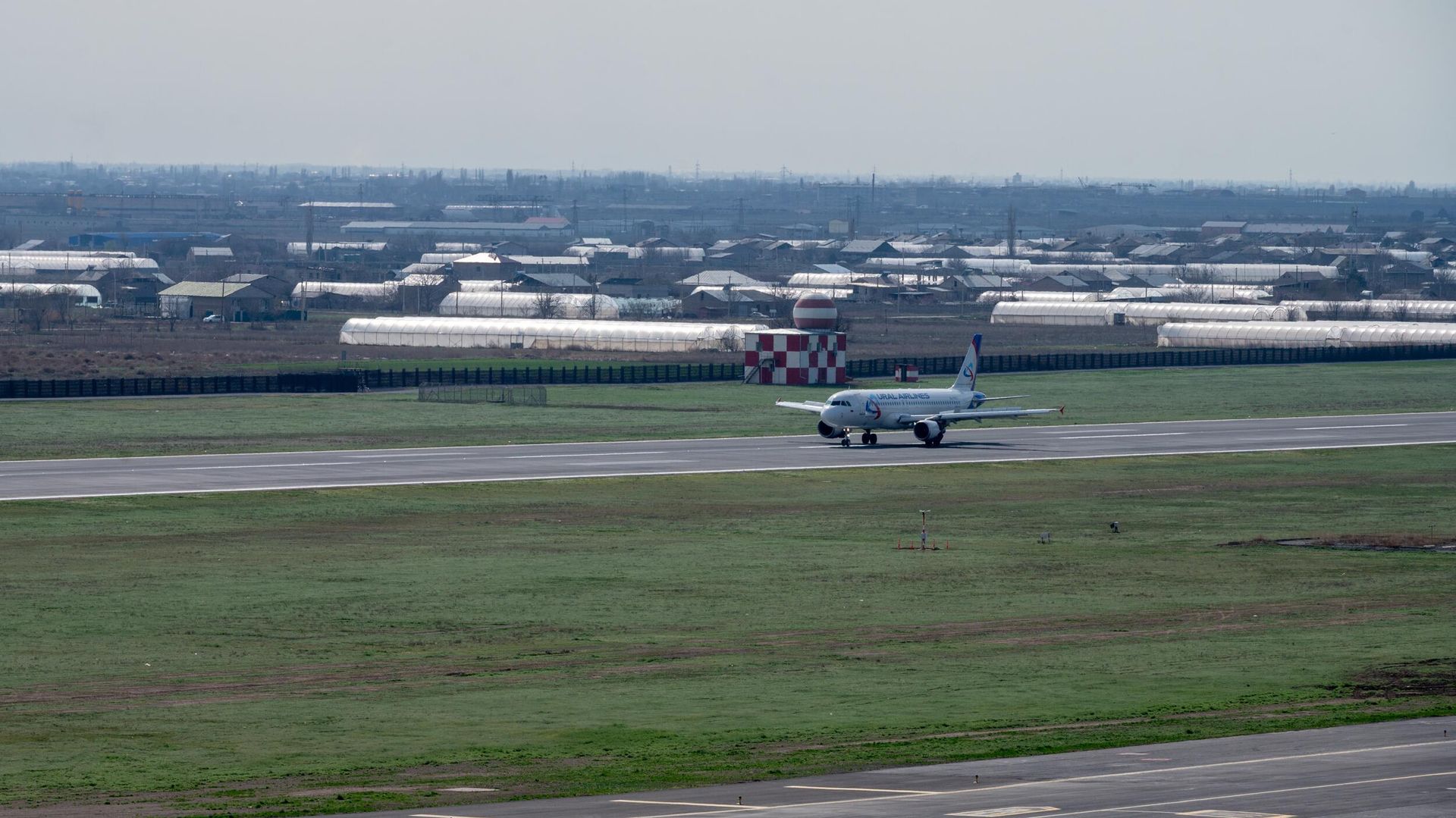Самолет авиакомпании Ural Airlines на взлетно-посадочной полосе аэропорта Звартноц - Sputnik Армения, 1920, 27.01.2026