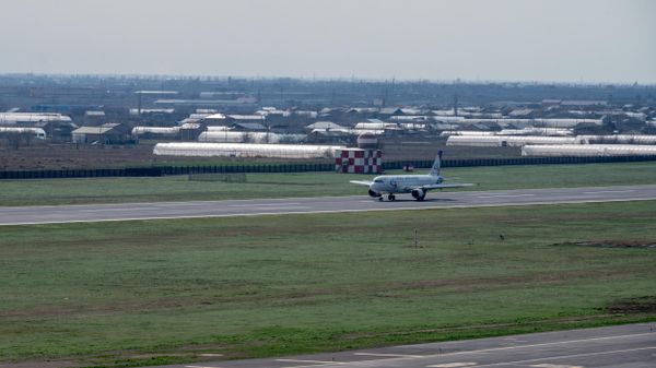 Самолет авиакомпании Ural Airlines на взлетно-посадочной полосе аэропорта Звартноц - Sputnik Армения