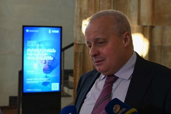 Посол России Сергей Копыркин отвечает на вопросы журналистов на открытии Фестиваля российского кино Армения 2025 (4 апреля 2025). Еревaн Посол России Сергей Копыркин отвечает на вопросы журналистов на открытии Фестиваля российского кино Армения 2025 (4 апреля 2025). Еревaн - Sputnik Армения