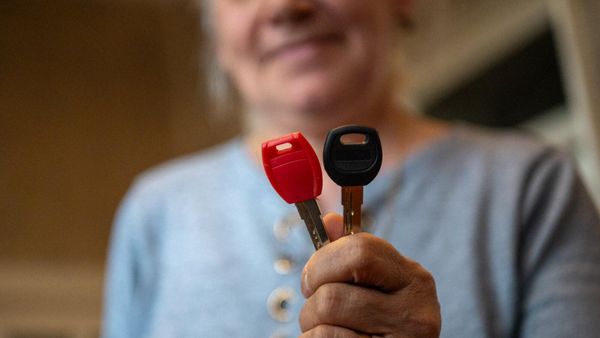 Вынужденная переселенка из Нагорного Карабаха Амалия Авагян показывает ключи квартиры в Степанакерте - Sputnik Армения