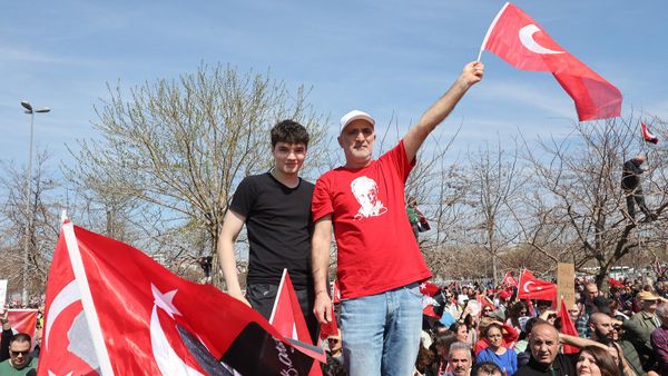 Люди с флагами во время митинга Народно-республиканской партии в поддержку арестованного мэра Стамбула Экрема Иманоглу в Малтепе (29 марта 2025). Стамбул - Sputnik Армения