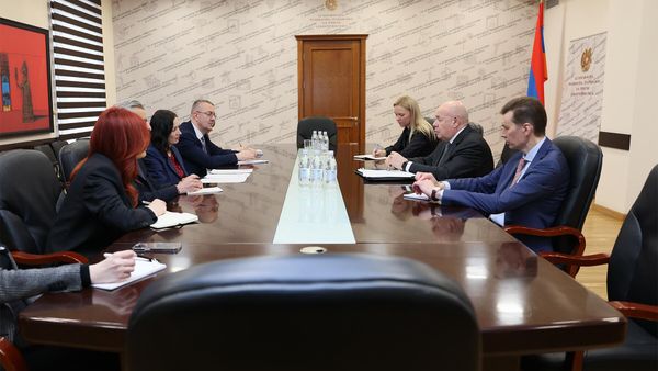 Министр ОНКС Жанна Андреасян приняла спецпредставителя Президента РФ по международному культурному сотрудничеству Михаила Швыдкого (7 апреля 2025). Еревaн - Sputnik Армения