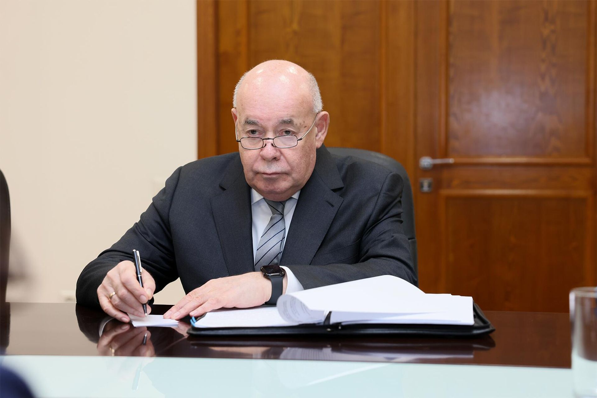 Cпецпредставитель Президента РФ по международному культурному сотрудничеству Михаил Швыдкой на встрече с министром ОНКС Жанной Андреасян (7 апреля 2025). Еревaн - Sputnik Армения, 1920, 07.04.2025