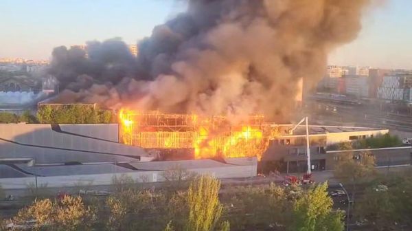 Крупный пожар произошел на северо-западе Парижа, недалеко от здания уголовного трибунала
 - Sputnik Армения