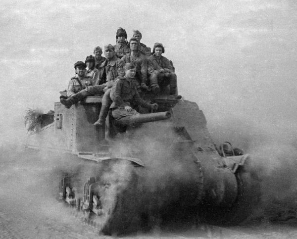 4-րդ ուկրաինական ճակատի խորհրդային զինվորները ամերիկյան M3 «Գեներալ Լի» տանկով (ԽՍՀՄ էին մատակարարվում լենդ-լիզով) շարժվում են դեպի Սևաստոպոլ - Sputnik Արմենիա