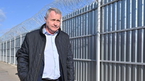 Адвокат Михаила Ефремова Юрий Падалко у исправительной колонии №4 в Белгородской области, где отбывал наказание актер (9 апреля 2025). Белгородская область - Sputnik Армения