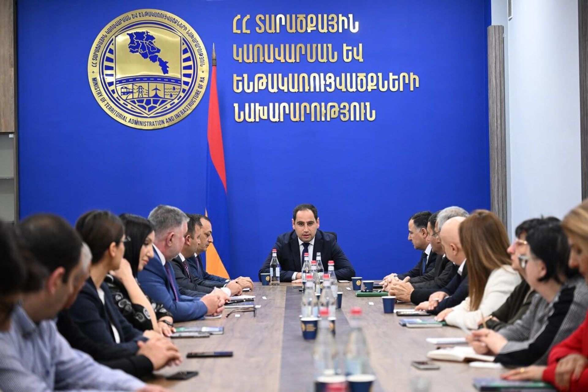 Министр территориального управления и инфраструктур Давид Худатян представил коллективу нового руководителя фонда Дорожный департамент Аркадия Черчиняна (9 апреля 2025). Еревaн - Sputnik Արմենիա, 1920, 09.04.2025