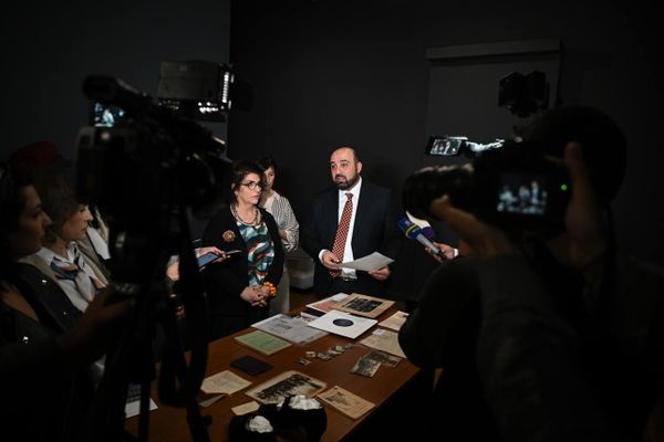 Ֆրանսիական «ARAM» հետազոտության և հայկական հիշողության արխիվները միությունը Հայաստանի պատմության թանգարանը փոխանցեց արժեքավոր արխիվային նյութեր և առարկաներ, որոնք պատմում են Ֆրանսիայի Մարսել քաղաքի «Քէմբ Օտտո» կացարանում ապաստան գտած հայերի կյանքի մասին - Sputnik Արմենիա