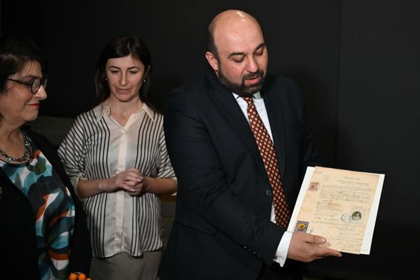 Церемония передачи французской Ассоциацией исследований и архивов армянской памяти ARAM в дар Музею истории Армении документальных материалов о Геноциде армян (10 апреля 2025). Еревaн - Sputnik Армения