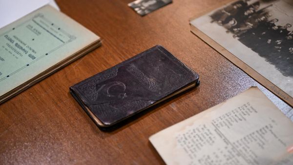 Церемония передачи французской Ассоциацией исследований и архивов армянской памяти ARAM в дар Музею истории Армении документальных материалов о Геноциде армян (10 апреля 2025). Еревaн - Sputnik Армения