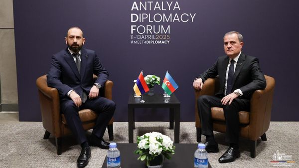 Встреча министров иностранных дел Армении и Азербайджана Арарата Мирзояна и Джейхуна Байрамова (12 апреля 2025). Анталья - Sputnik Армения