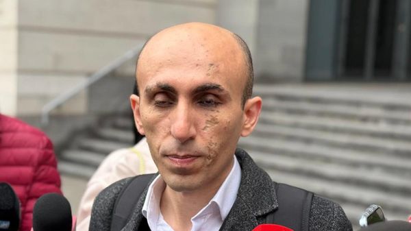 Артак Бегларян на акции протеста арцахцев перед зданиями Министерства иностранных дел РА и Прокуратуры для предъявления требований, касающихся народа Арцаха (14 апреля 2025). Еревaн - Sputnik Армения