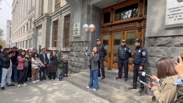 Փուչիկներ ու ատելության խոսքով թղթեր՝ գլխավոր դատախազության մոտ - Sputnik Արմենիա
