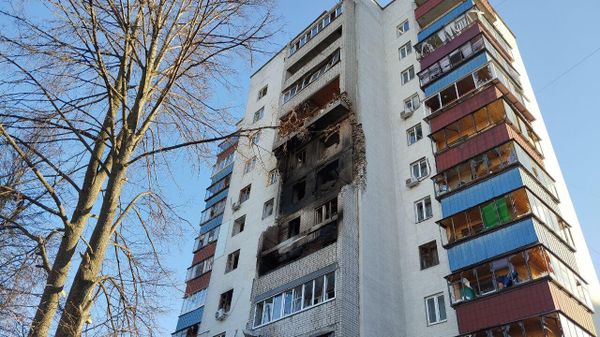 Последствия атаки ВСУ по жилым домам на улице Веспремской (15 апреля 2025). Курск - Sputnik Армения