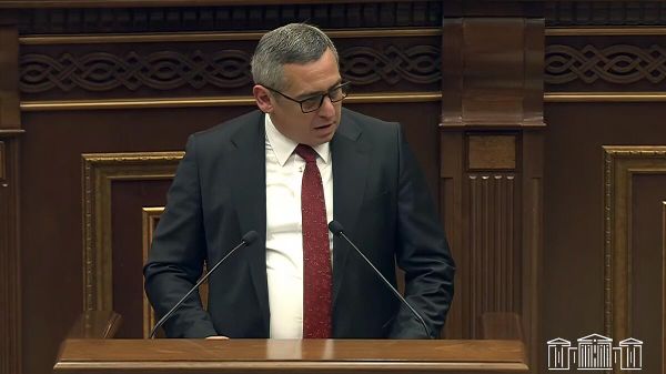 Депутат Артем Меграбян принимает присягу во время очередного заседания НС РА (15 апреля 2025). Еревaн - Sputnik Армения