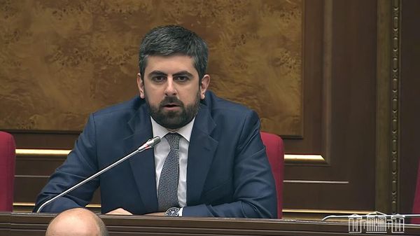Депутат Саргис Ханданян во время очередного заседания Национального собрания РА (15 апреля 2025). Еревaн - Sputnik Армения