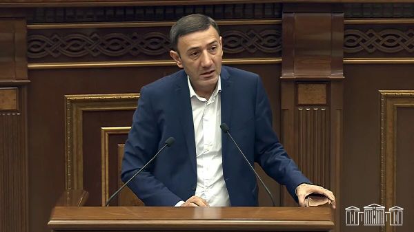 Депутат Бабкен Тунян во время очередного заседания Национального собрания РА (15 апреля 2025). Еревaн - Sputnik Армения