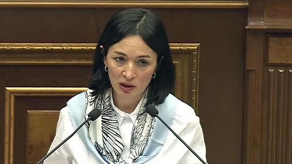Министр ОНКС Жанна Андреасян во время очередного заседания Национального собрания РА (15 апреля 2025). Еревaн - Sputnik Армения