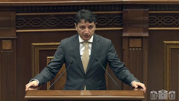 Министр финансов Ваге Ованнисян отвечает на вопрос депутата во время правительственного часа в Национальном собрании РА (16 апреля 2025). Еревaн - Sputnik Армения