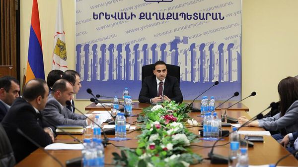 Мэр Еревaна Тигран Авинян встретился с бенефициарами жилого комплекса, построенного по адресу Анастаса Микояна 64 и представителями компании-застройщика, признанной банкротом (16 апреля 2025). Еревaн - Sputnik Армения