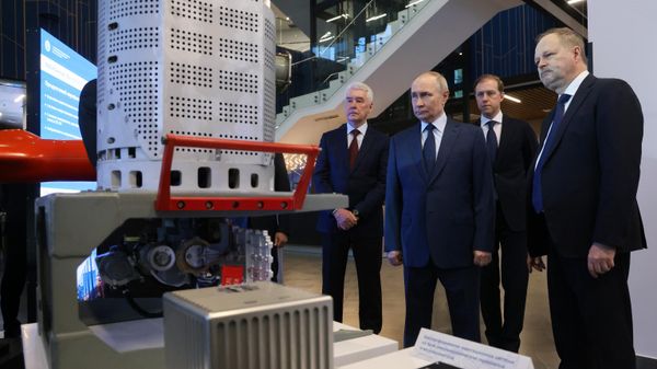 Президент РФ Владимир Путин во время посещения МГТУ им. Н.Э  Баумана (16 апреля 2025). Москвa - Sputnik Армения
