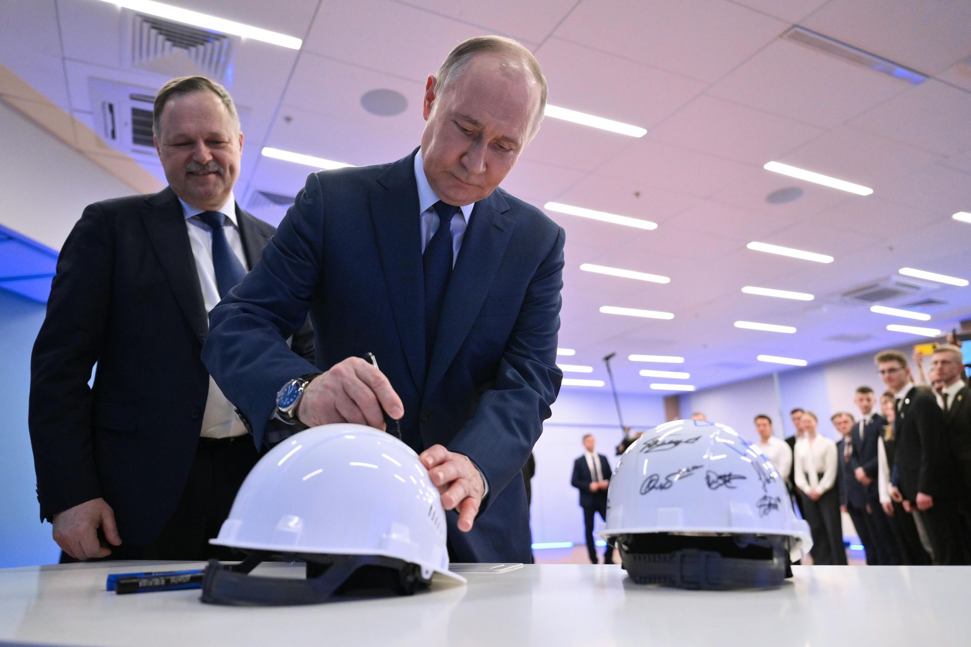 Президент РФ Владимир Путин расписывается на строительной каске во время встречи со студентами МГТУ им. Н.Э  Баумана (16 апреля 2025). Москвa - Sputnik Армения, 1920, 16.04.2025