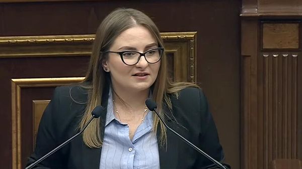 Депутат Кристине Варданян во время очередного заседания Национального собрания РА (17 апреля 2025). Еревaн - Sputnik Армения