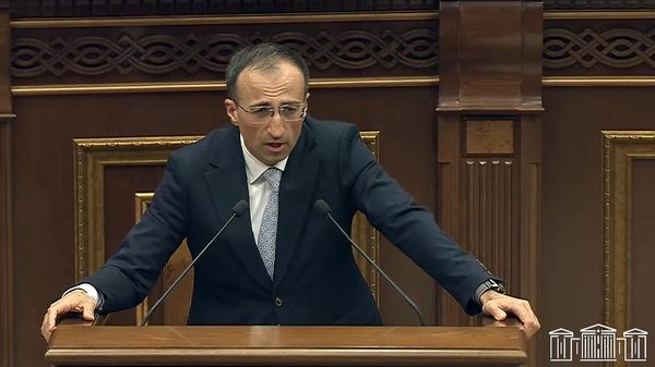 Депутат Арсен Торосян во время очередного заседания Национального собрания РА (17 апреля 2025). Еревaн - Sputnik Армения