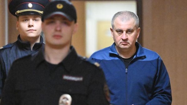 Начальник главного управления связи ВС РФ, замглавы Генштаба Вадим Шамарин прибывает на заседание по рассмотрению уголовного дела по существу в Московском гарнизонном военном суде (25 марта 2025). Москвa - Sputnik Армения