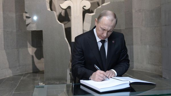 Президент России Владимир Путин оставляет запись в книге почетных гостей в мемориальном комплексе Цицернакаберд (24 апреля 2015). Еревaн - Sputnik Армения