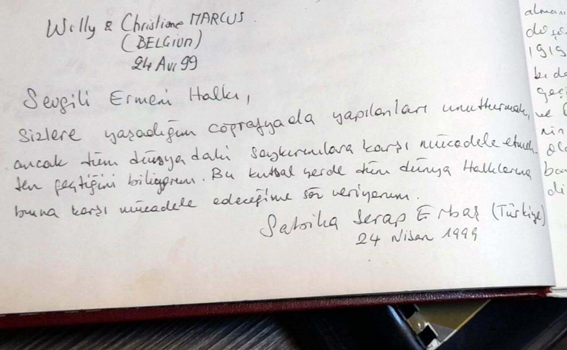 Запись Сабихи Серап Эрташ в Книге памяти музея-института Геноцида армян (24 апреля 1999). Еревaн - Sputnik Արմենիա, 1920, 20.04.2025