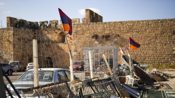 Армянские флаги развеваются на импровизированной баррикаде, воздвигнутой местными активистами на парковке, известной как Коверу Партез, в армянском квартале Иерусалима - Sputnik Армения