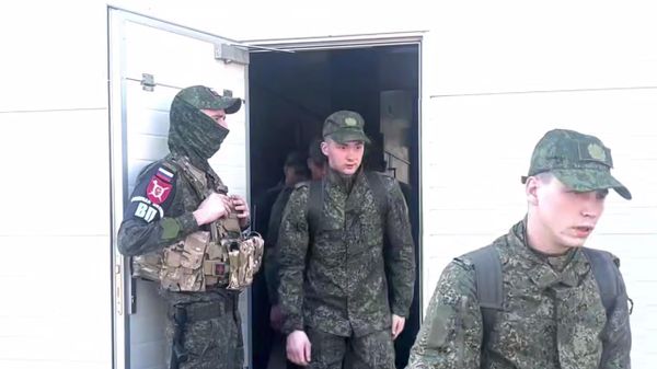 Кадры с вернувшимися с подконтрольной Киеву территории российскими военнослужащими - Sputnik Армения